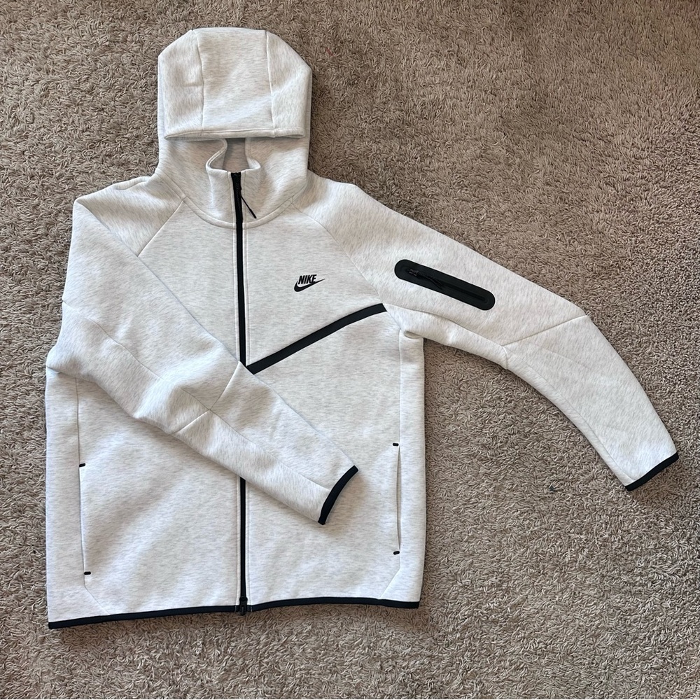 White Nike Tech
Men’s Large